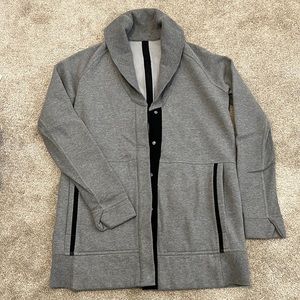 Long sweatshirt cowl neck with long sleeves and snap fasteners